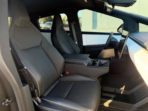 Used 2024 Tesla Cybertruck AWD Crew Cab image 41