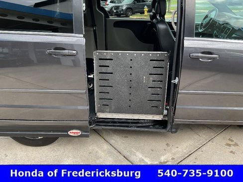 Used 2017 Dodge Grand Caravan SXT FWD image 28