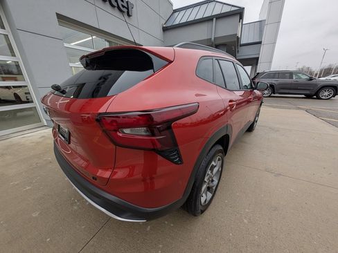 Used 2024 Chevrolet Trax LT w/ Driver Confidence Package image 5