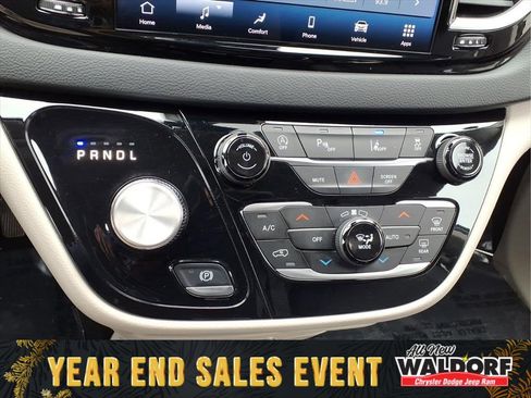 Used 2023 Chrysler Pacifica Touring-L image 15