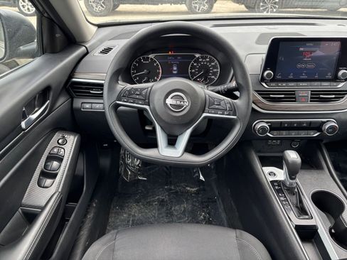 Used 2025 Nissan Altima 2.5 SV FWD image 34