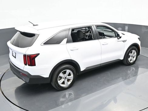 Used 2023 Kia Sorento LX image 43