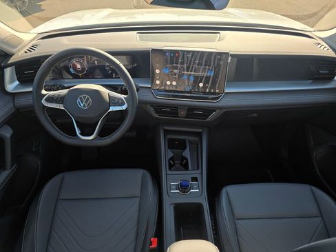 New 2025 Volkswagen Tiguan SE image 18