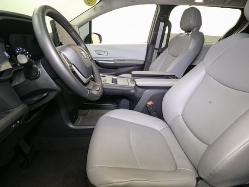 Used 2025 Toyota Sienna XLE image 47