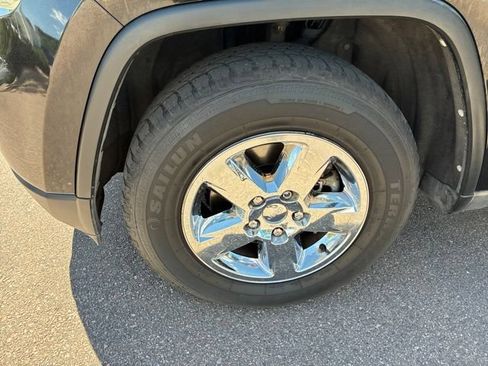 Used 2012 Jeep Grand Cherokee Laredo w/ Laredo E Group AWD/4WD image 9