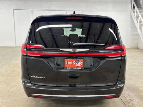 Used 2023 Chrysler Pacifica Touring-L FWD image 6