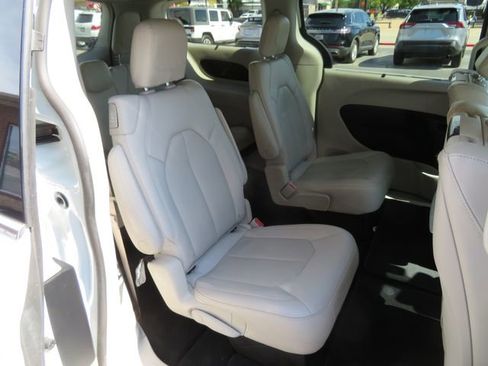 Used 2021 Chrysler Pacifica Touring-L w/ Uconnect Theater Family Group FWD image 14