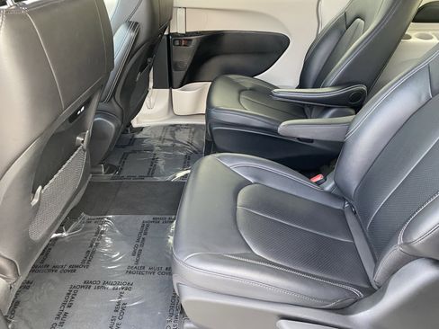 Used 2024 Chrysler Pacifica Select image 14