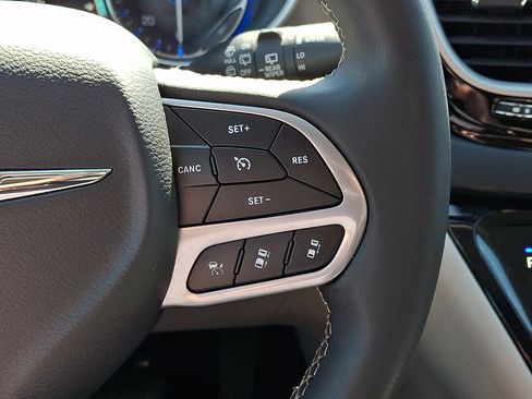Used 2023 Chrysler Pacifica Touring-L FWD image 25