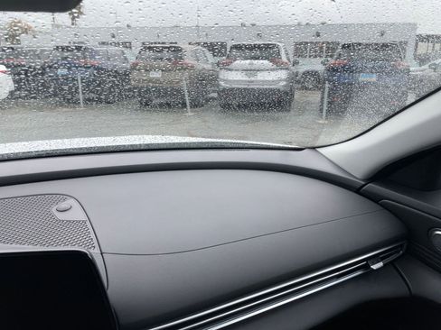 Used 2025 Hyundai Elantra SEL image 35