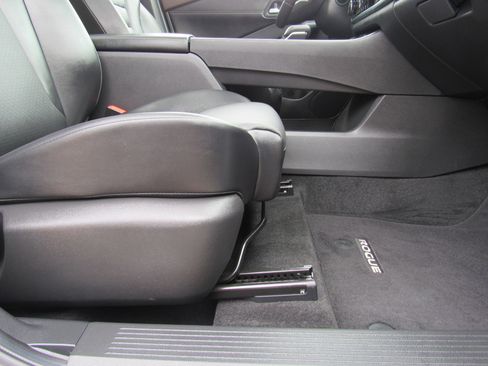 Used 2023 Nissan Rogue SV w/ SV Premium B Package image 31