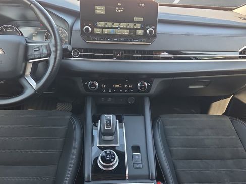 Used 2024 Mitsubishi Outlander FWD image 3