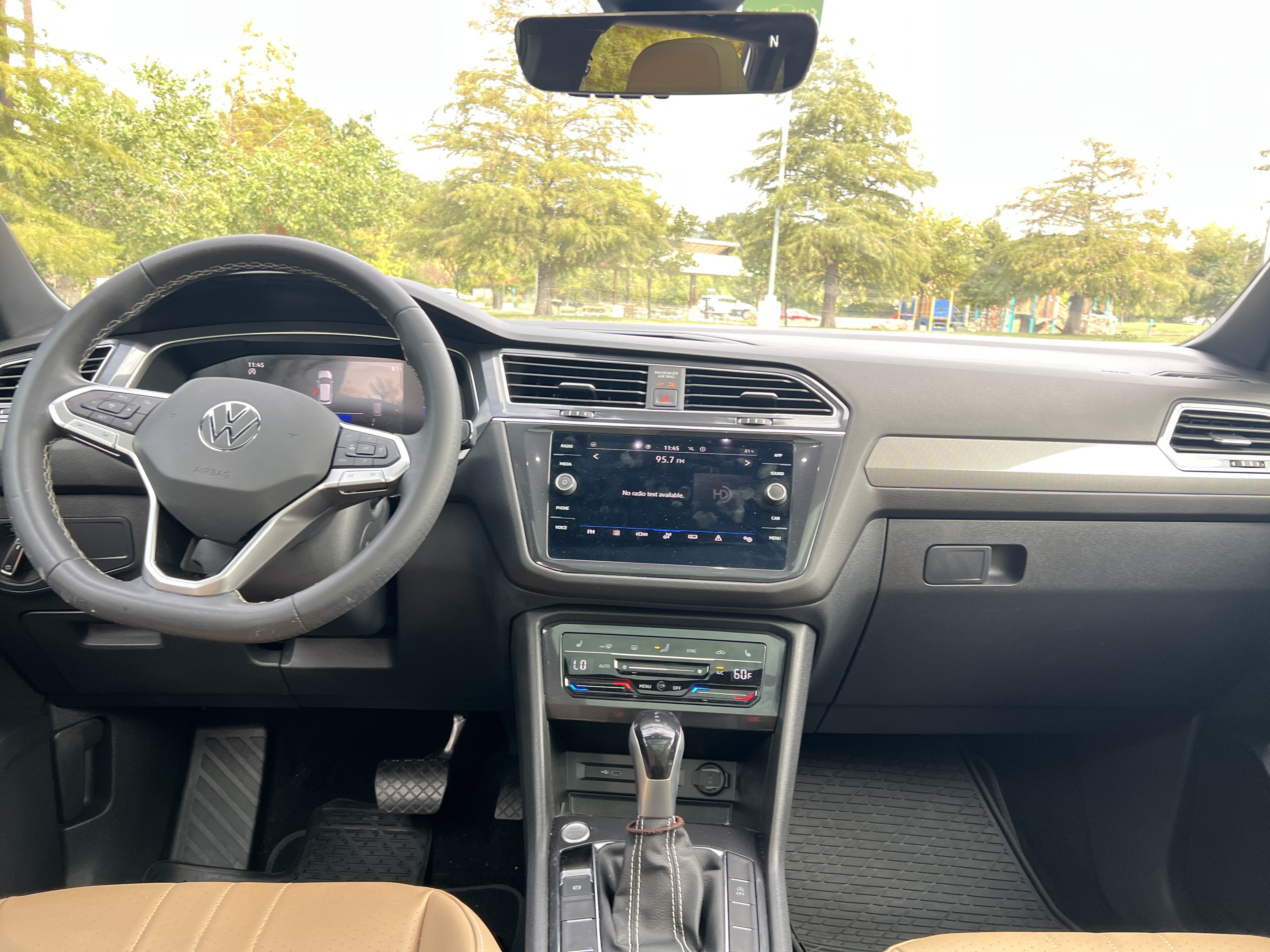 Used 2023 Volkswagen Tiguan SE w/ Panoramic Sunroof Package FWD image 24