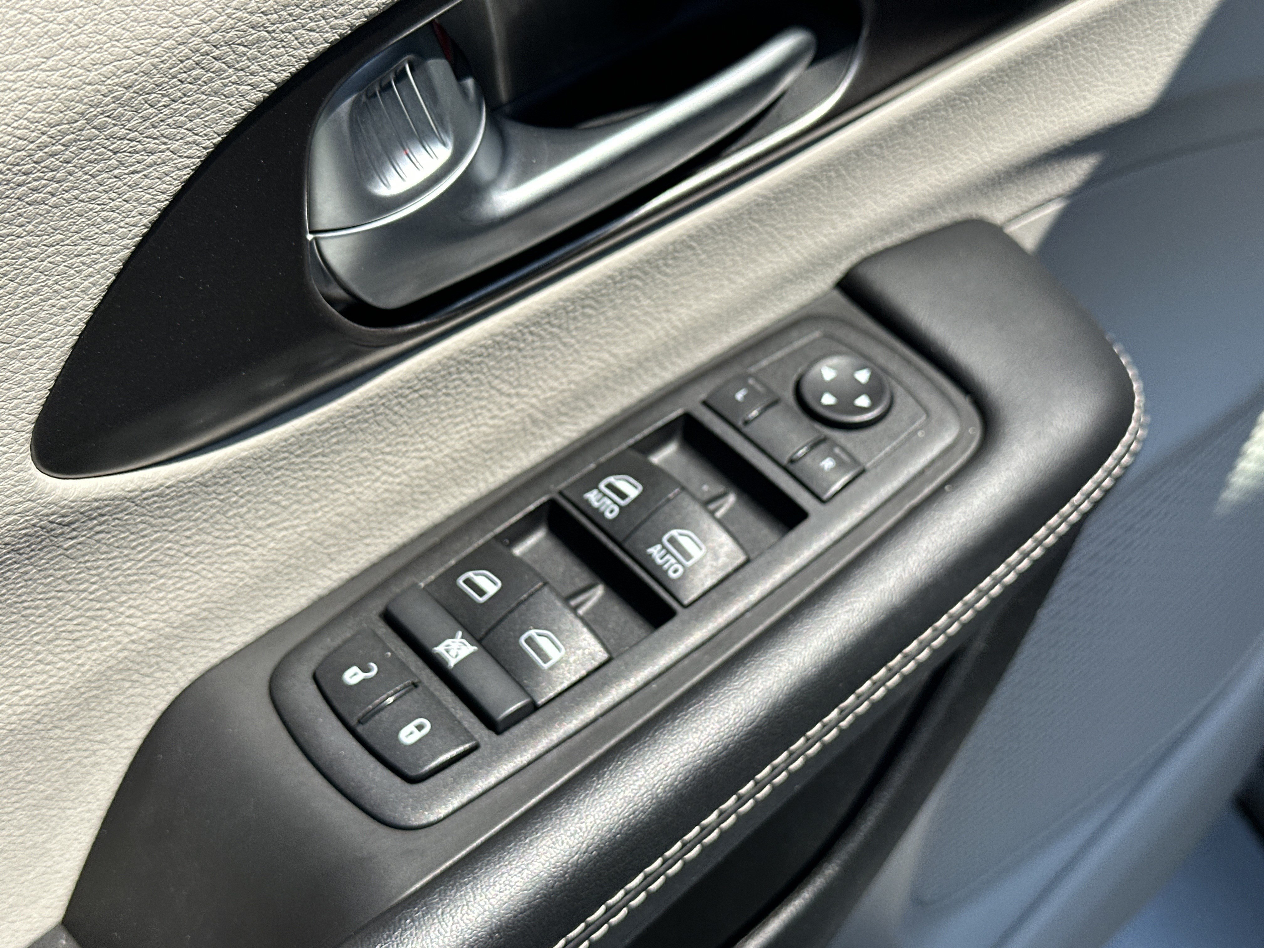 Used 2024 Chrysler Pacifica Touring-L FWD image 15
