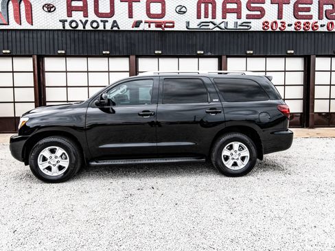 Used 2018 Toyota Sequoia SR5 RWD image 5