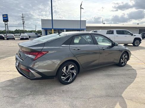 Used 2025 Hyundai Elantra SEL FWD image 11