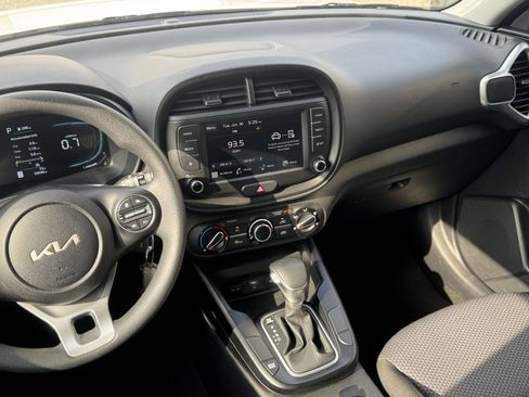 Used 2025 Kia Soul LX w/ LX Technology Package FWD image 20