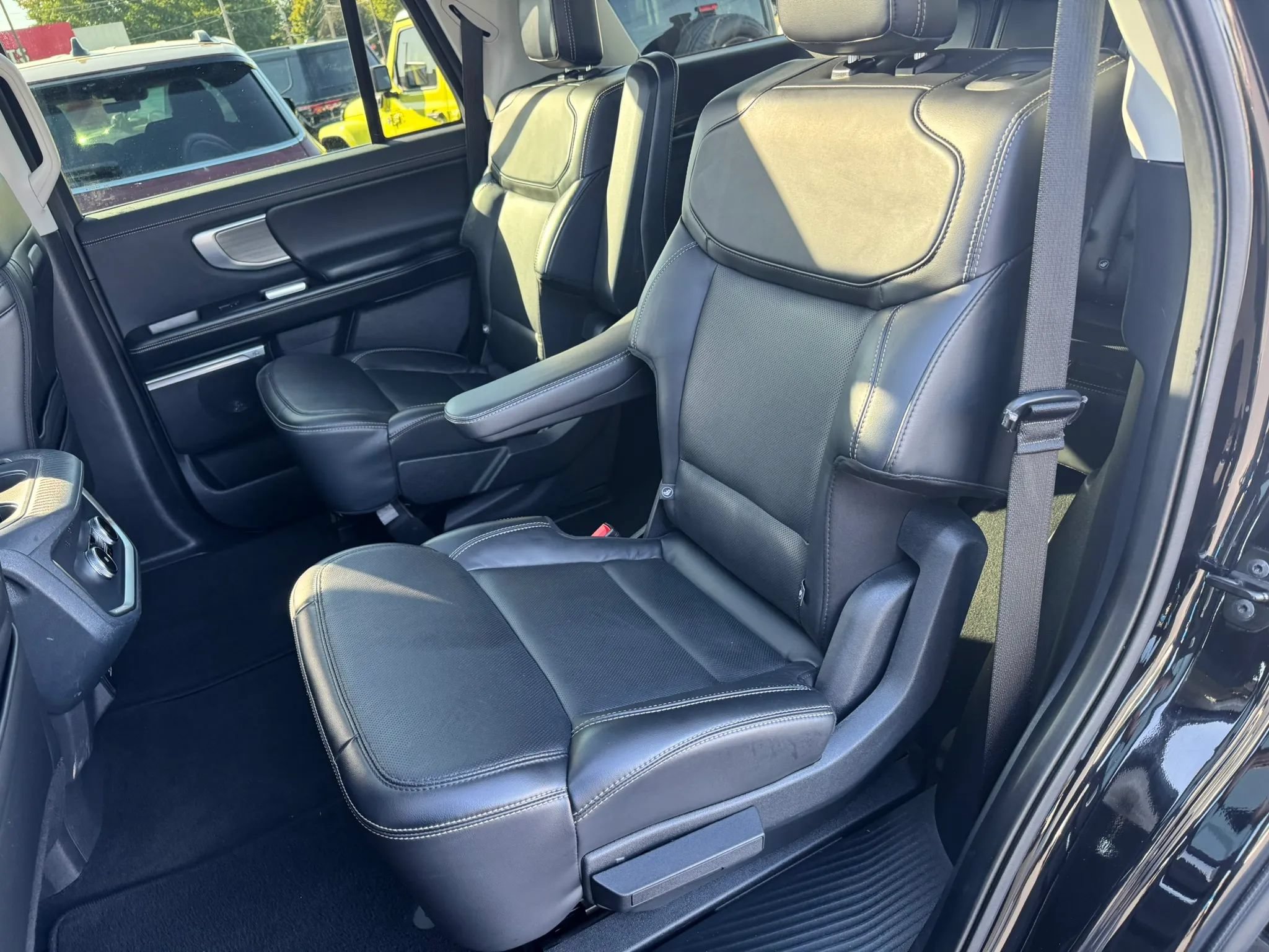 Used 2025 Ford Expedition Platinum AWD/4WD image 6