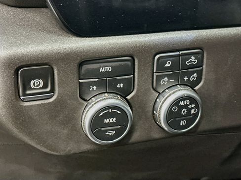 Used 2025 GMC Sierra 1500 SLT AWD/4WD image 17