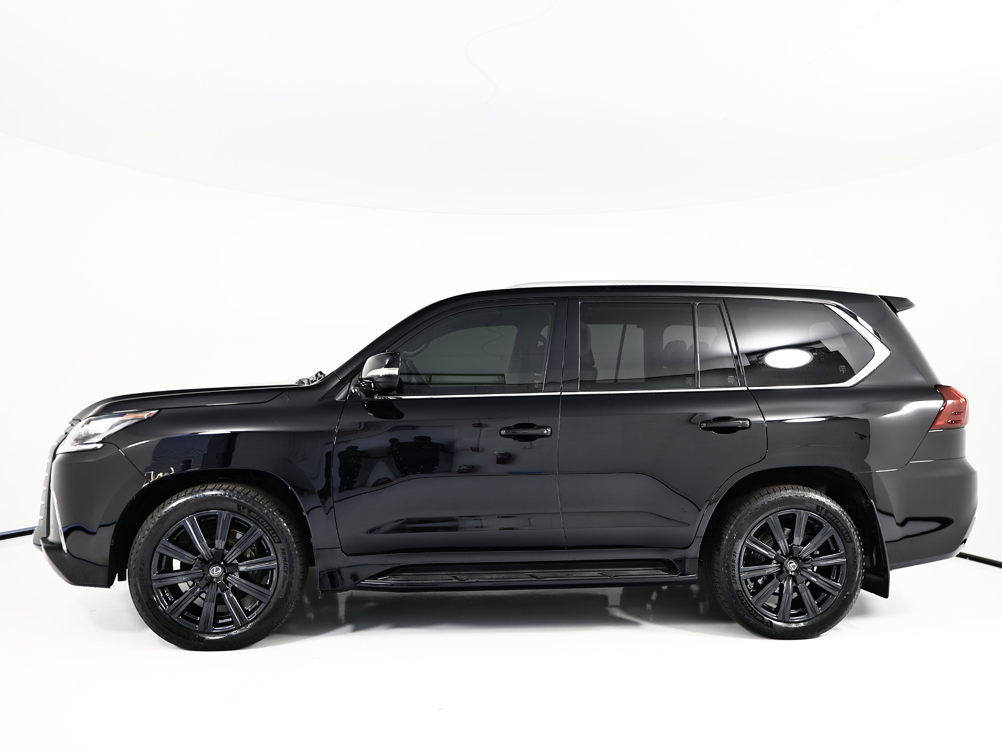 Used 2019 Lexus LX 570 4WD w/ Luxury Package image 2