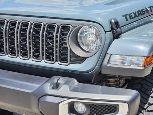 Used 2024 Jeep Gladiator Sport AWD/4WD image 9