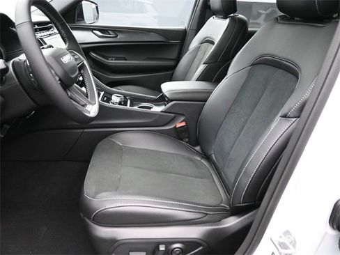 New 2025 Jeep Grand Cherokee L Altitude image 23