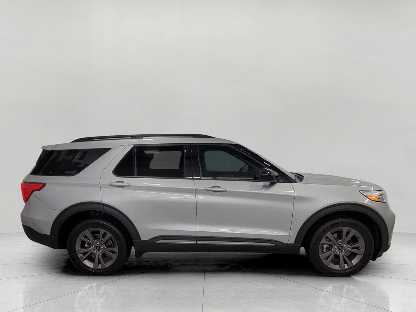 Used 2024 Ford Explorer XLT w/ Equipment Group 202A AWD/4WD image 39