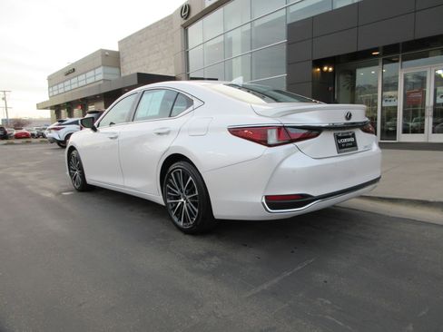 Used 2025 Lexus ES 300h w/ Premium Package image 5