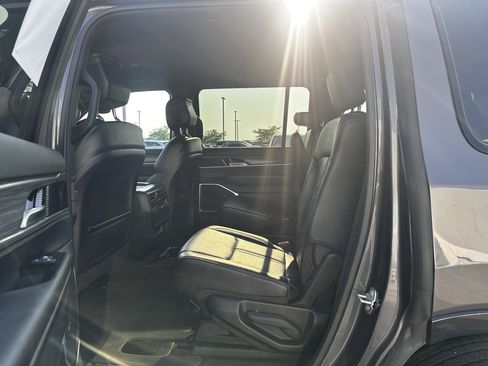 Used 2024 Jeep Wagoneer Series III AWD/4WD image 19