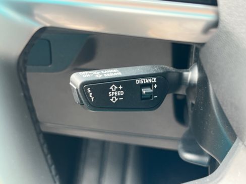 Used 2025 Audi Q4 e-tron Premium Plus image 59