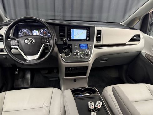 Used 2019 Toyota Sienna XLE w/ XLE Navigation Package AWD/4WD image 16
