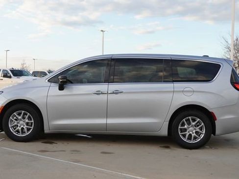 New 2026 Chrysler Pacifica Select image 6