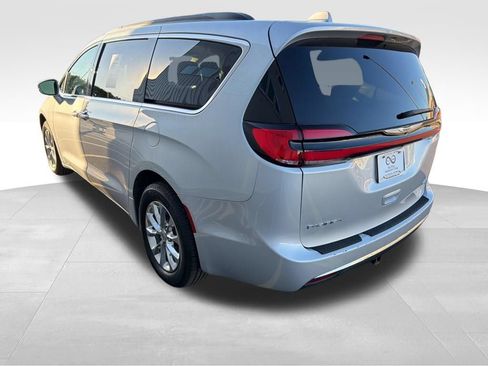 Used 2022 Chrysler Pacifica Touring-L AWD/4WD image 5