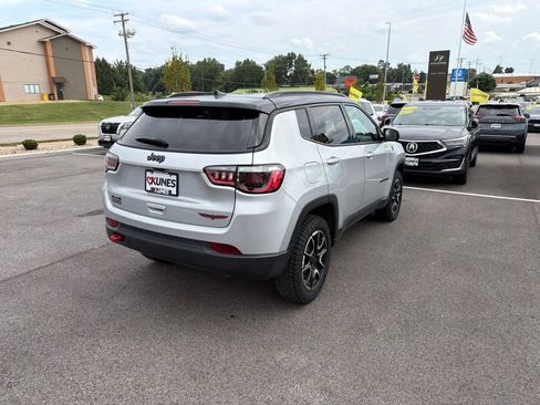Used 2025 Jeep Compass Trailhawk AWD/4WD image 9