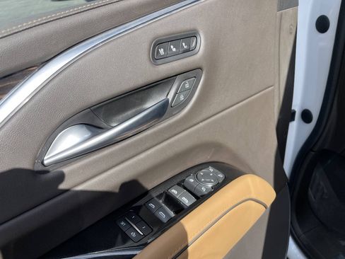 Used 2022 Cadillac Escalade Premium Luxury AWD/4WD image 13