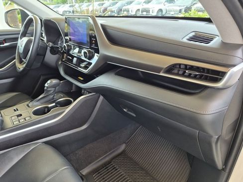 Used 2023 Toyota Highlander XLE FWD image 21