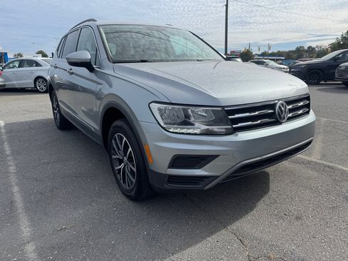 Used 2020 Volkswagen Tiguan SE w/ Panoramic Sunroof Package image 3