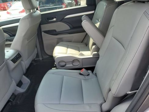 Used 2017 Toyota Highlander XLE AWD/4WD image 13
