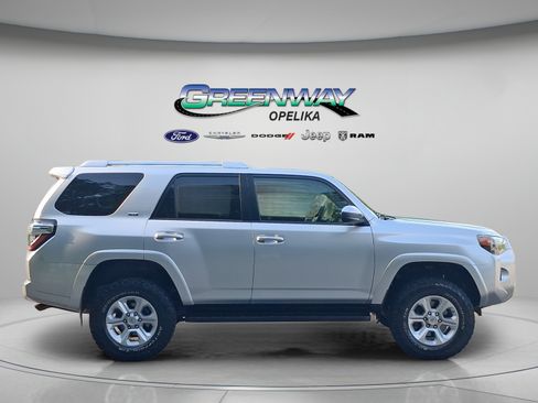 Used 2017 Toyota 4Runner SR5 AWD/4WD image 8