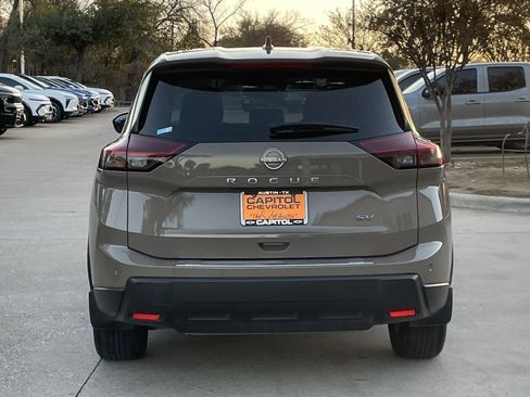 Used 2024 Nissan Rogue SV image 5