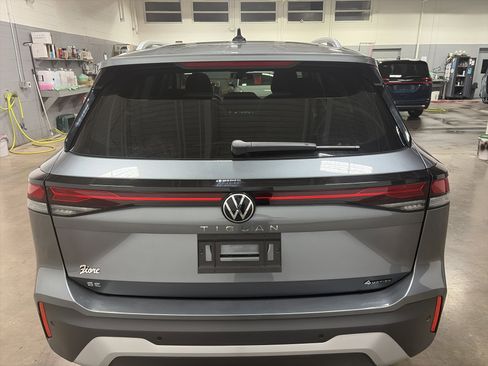 Certified 2025 Volkswagen Tiguan SE image 4