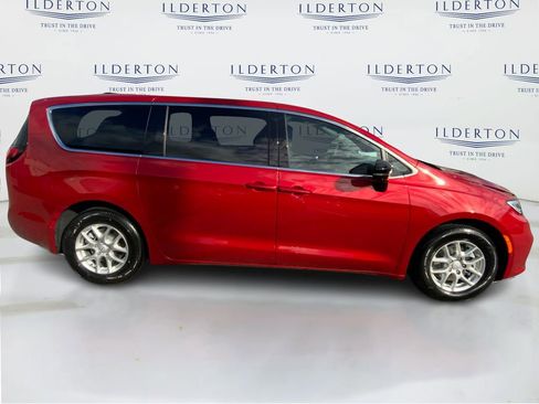 New 2026 Chrysler Pacifica Select image 4