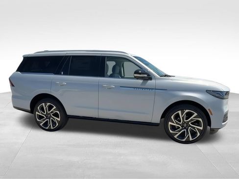 New 2026 Lincoln Navigator Reserve AWD/4WD image 2