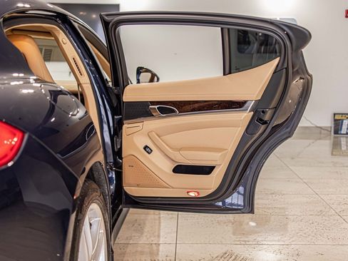 Used 2016 Porsche Panamera 4 image 40