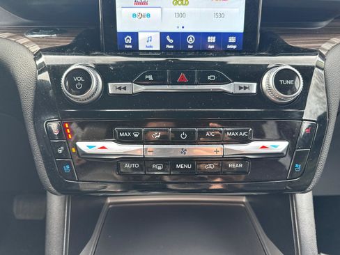 Used 2022 Ford Explorer Limited w/ Limited Technology Package image 18