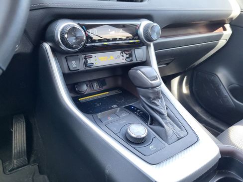 Used 2021 Toyota RAV4 Limited image 12