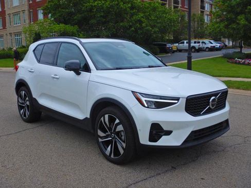 Used 2025 Volvo XC40 B5 Plus AWD/4WD image 3