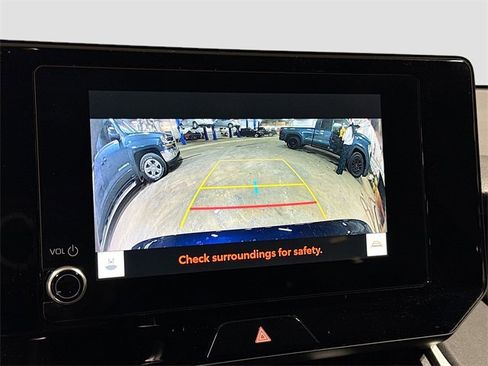 Used 2023 Toyota Venza LE image 16