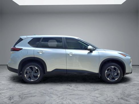 Certified 2025 Nissan Rogue SV FWD image 9