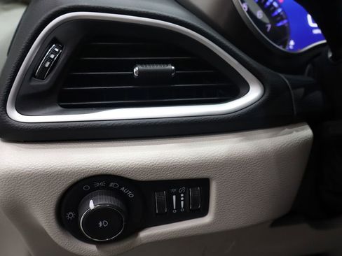 Used 2024 Chrysler Pacifica Touring-L image 18